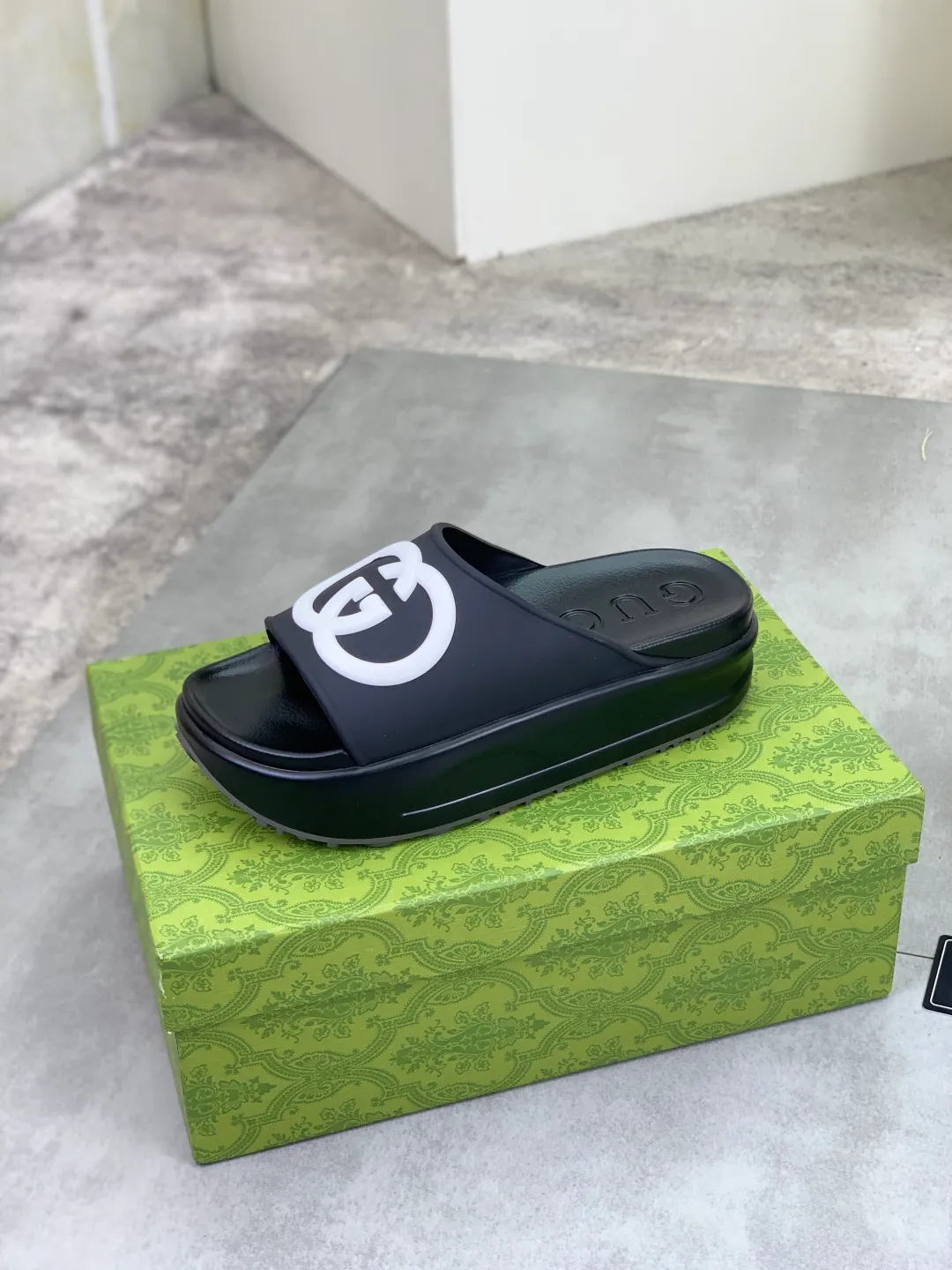 Men's Men's Shoes 💰P300💰[New Style] High Version 🎁🎁🎁 GUCCI New Year of the Snake casual slippers, original official website, perfect workmanship, transmitting a kind of noble luxury, sublimating its definition of luxury in Gucci's high-end extraordinary craftsmanship. Original Gucci double G combination outsole, code number: 35-46, complete package